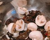 Hình bước làm 2 của món Canh Súp Nấm Thịt Viên & Vỏ Bánh Mandu Xén Dư