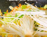 Foto langkah ke 4 dari resep Orak Arik Telur Wortel Kubis Jamur Enoki.