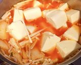 Hình bước làm 1 của món Canh nấm, kim chi nấu đậu hủ non