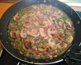 Foto del paso 4 de la receta: Champiñones con guisantes y jamón