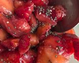 Foto del paso 3 de la receta: Frutillas maceradas con glicina sobre skyr de producción nacional 🇦🇷 🍓con toque de sal Maldon 🧂