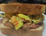 Foto del paso 8 de la receta: Sándwich🍗de pollo🥓y ensalada fresca🥯🧅🥑
