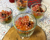 Foto del paso 4 de la receta: Ensalada navideña de granada y salmón ahumado - en vasitos