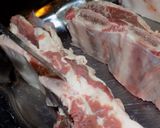 Foto del paso 2 de la receta: Asado, pechito y bondiola de cerdo a la parrilla saborizados