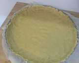 Foto del paso 3 de la receta: Tarta de manzana con masa quebrada, crema pastelera y mermelada de albaricoque. Todo casero