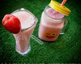 A picture of step 3 of Strawberry milkshake.