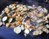 Une image de l'étape 8 de Courgettes et aubergines au soja et sésame (avec piments verts grillés).