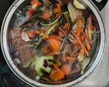 Foto del paso 2 de la receta: Caldo de vegetales con pieles de vegetales (y calditos para usar después!)
