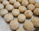 Foto langkah ke 3 dari resep Banana Crispy Ball.