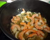 Foto del paso 6 de la receta: Arroz con almejas y langostinos al ajillo