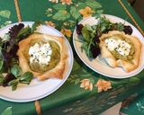 Une image de l'étape 11 de Feuilletés chèvre poireaux, salade de jeunes pousses.