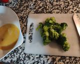 Foto del paso 8 de la receta Tortilla de brócoli con sobre mesa de tomate
