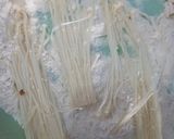 Foto langkah ke 2 dari resep Enoki Crispy.