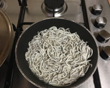 Foto del paso 1 de la receta: Mero con gulas y patatas