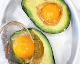 Foto langkah ke 2 dari resep Avocado Egg Bake.