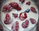 Foto langkah ke 1 dari resep Mixed Berry Yogurt Smoothie.