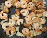 A picture of step 4 of My Salt n Pepper seasoned Prawns,Mussels with Noodles 😘.