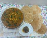 A picture of step 7 of Kabuli chana with poory achar.