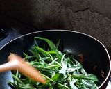 Foto langkah ke 5 dari resep Tumis kangkung terasi.