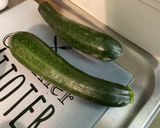 Une image de l'étape 1 de Courgettes et duo d’oignons grillés au zaatar et herbes aromatiques.