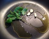 Foto del passaggio 6 della ricetta Paccheri con pesce, peperoni corno e olio aromatizzato con menta e basilico