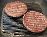 Foto del paso 4 de la receta: Hamburguesa con espinacas y calabacín con miel y mostaza