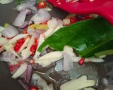 Foto langkah ke 4 dari resep Tumis kerupuk kulit.