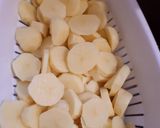 صورة لخطوة 1 من وصفة غراتان بطاطا بالحليب أو غراتان الكوليسترول 😋