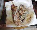 Foto del paso 1 de la receta: Chuletas de atún adobadas y a la plancha con ensalada