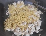 Foto langkah ke 3 dari resep Mie goreng tahu.