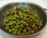 Foto del paso 4 de la receta Guisantes frescos con jamón y huevo poche