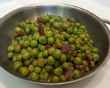 Foto del paso 4 de la receta: Guisantes frescos con jamón y huevo poche