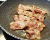 Foto del paso 2 de la receta: Bacon y huevo frito