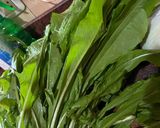 A picture of step 1 of Wild dandelion leaves in olive oil.