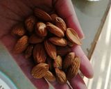 A picture of step 1 of Banana dry fruit drink.