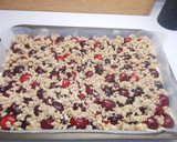 Cseresznyés kocka mandulamorzsával recept fázis 4 fotója