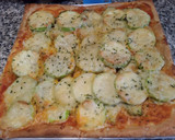 Foto del paso 8 de la receta: Pizza de hojaldre con aguacate, calabacín y salmón ahumado