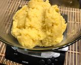 รูปขั้นตอนการทำที่ 2 ของ ขนมเปี๊ยะไส้ไข่แดง หวานน้อย แป้งบางละลายในปาก