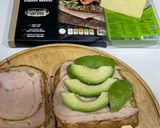 صورة لخطوة 1 من وصفة ساندويتش التيركي والقشقوان مع الافوكادو 🥑🥪🧀