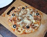 Foto del paso 3 de la receta Pizza de atún con cebolla frita, zanahoria encurtida y olivas