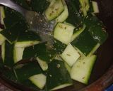 Foto del paso 2 de la receta: Ensalada de cáscara de pepino 🥒