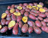 Une image de l'étape 5 de Pommes de terre grillées aux herbes et épices.