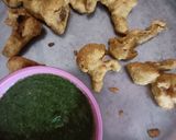 A picture of step 6 of Gobhi ke pakore.