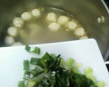 Foto langkah ke 3 dari resep Sop kaki ayam,baso,dengan minyak bawang.