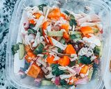 รูปขั้นตอนการทำที่ 1 ของ Veggie Salad & Omelet With Cheese