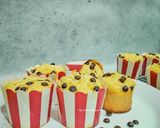 Foto langkah ke 11 dari resep Cheese & Chocolate Chip Cupcakes.