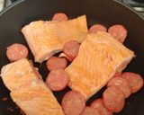 Foto del paso 8 de la receta: Salmón dorado con chorizo