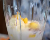 Foto del paso 1 de la receta: Licuado tropical plátano y mango