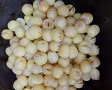 Hình bước làm 2 của món Chè đậu lăng, hạt sen, bột báng, bột khoai, cốt dừa