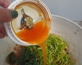 Foto langkah ke 5 dari resep Tumis Bunga dan Daun Pepaya.